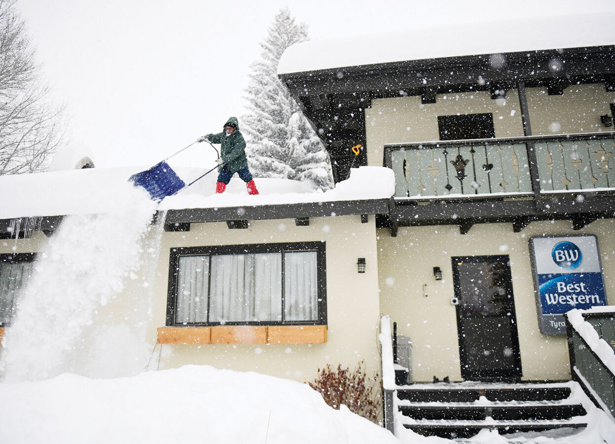 21-02-03 Snow Storm Ketchum Tyrolean Lodge 1 Roland